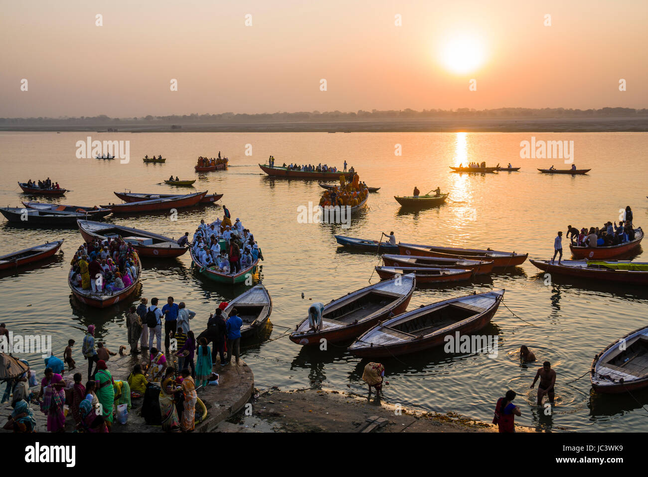 Pèlerins sur des barques sont affaiblies pour visiter le matin au lever du soleil sur le fleuve saint Ganges Banque D'Images