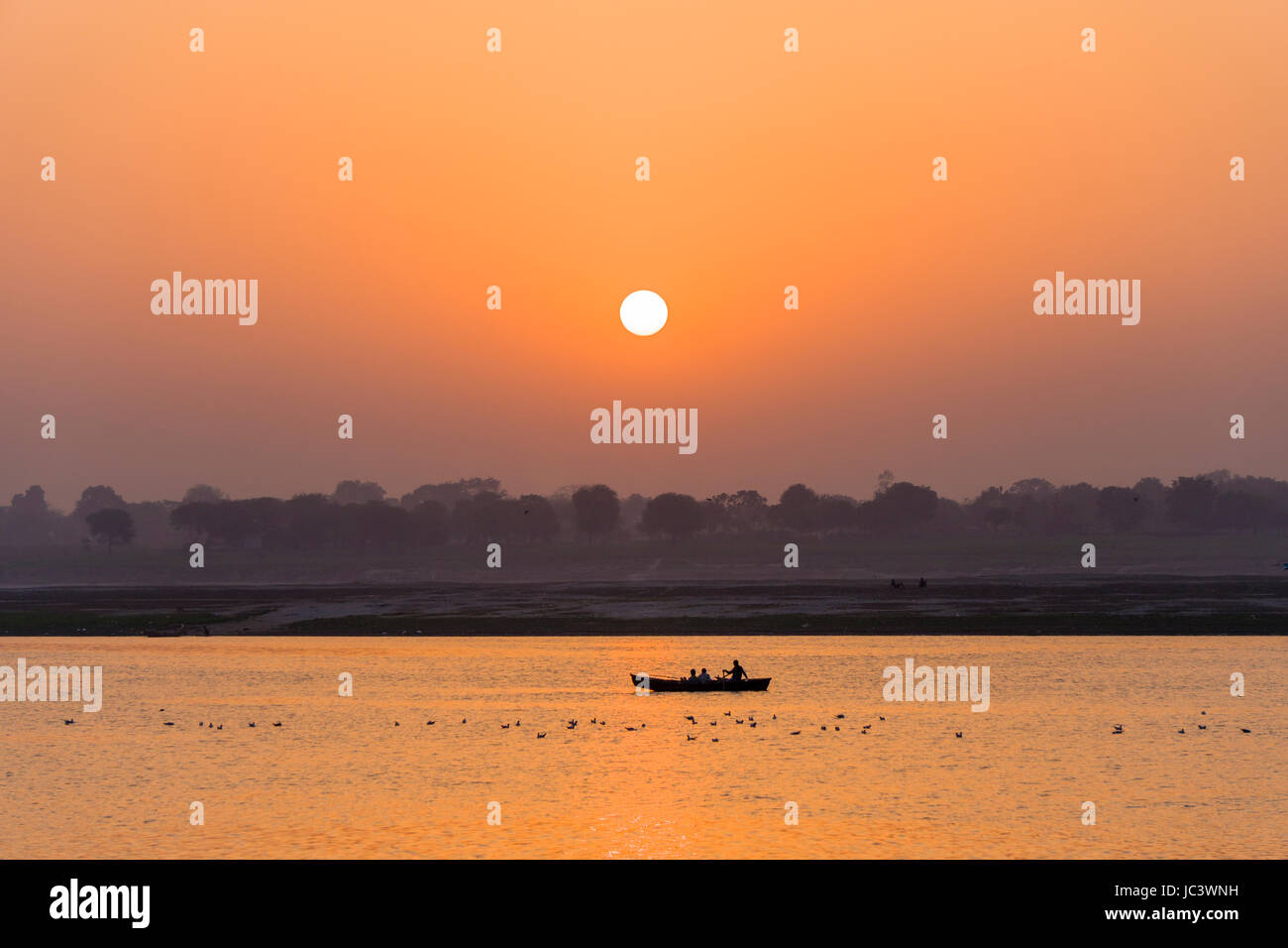 Pèlerins sur des barques sont affaiblies pour visiter le matin au lever du soleil sur le fleuve saint Ganges Banque D'Images