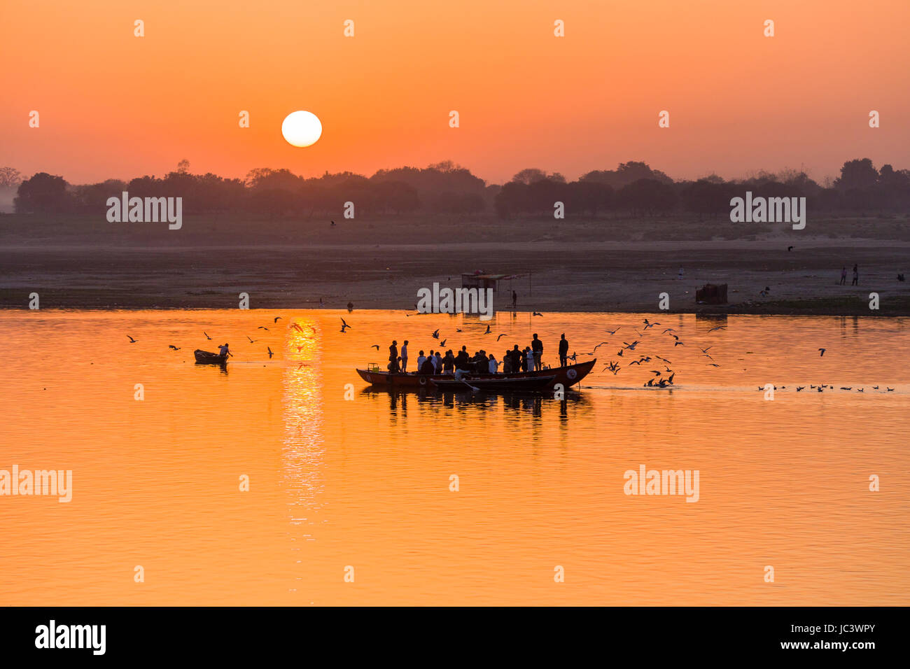 Pèlerins sur des barques sont affaiblies pour visiter le matin au lever du soleil sur le fleuve saint Ganges Banque D'Images
