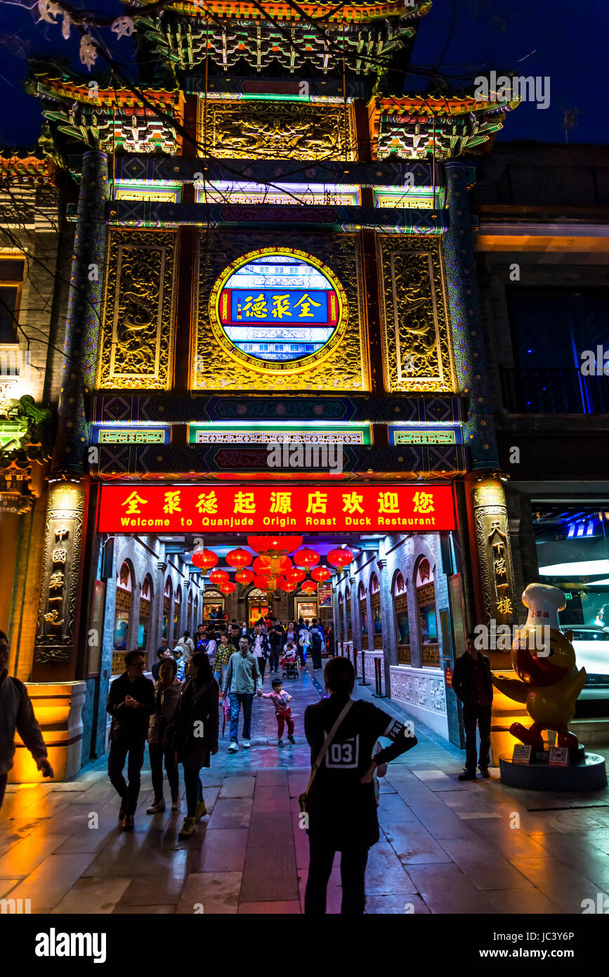 Quanjude Roast Duck restaurant, la rue Qianmen, une célèbre rue piétonne au sud de la Place Tiananmen, Pékin, Chine Banque D'Images