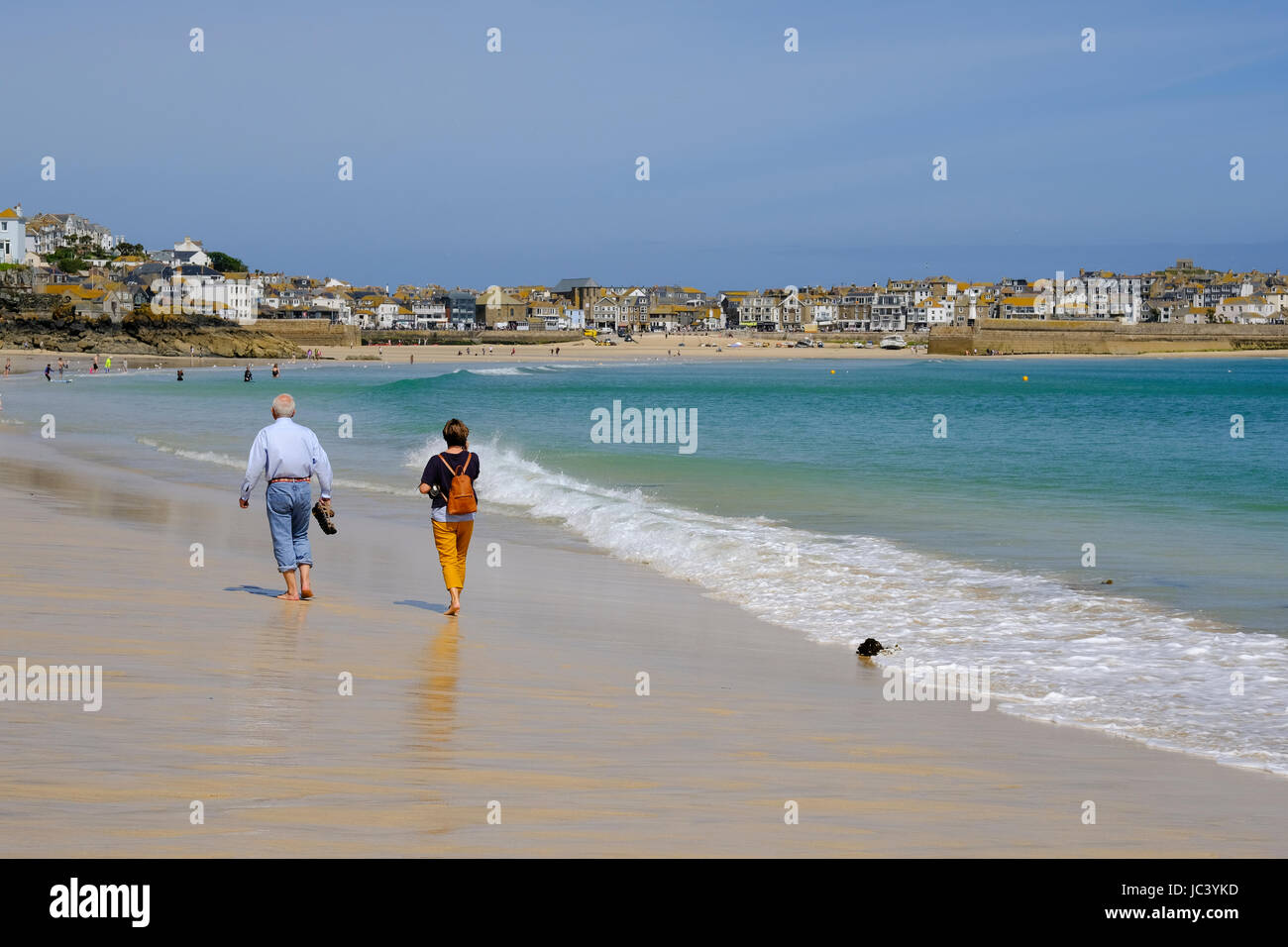 Personnes âgées en train de marcher le long de la plage de Porthminster à St Ives, Cornwall Banque D'Images