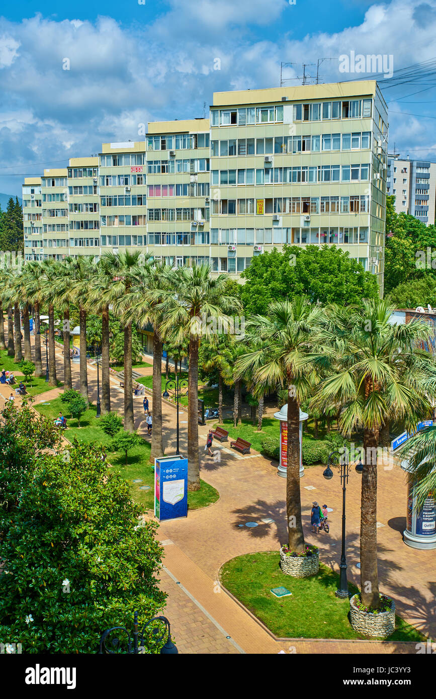 SOCHI, RUSSIE - 12 juin 2017 : Navaginskaya street dans le centre-ville de Sotchi. La Russie Banque D'Images