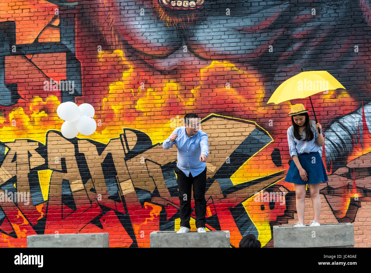 Les gens en face d'un lit King Kong graffiti, 798 Art Zone, ou Art District  Dashanzi, Beijing, Chine Photo Stock - Alamy