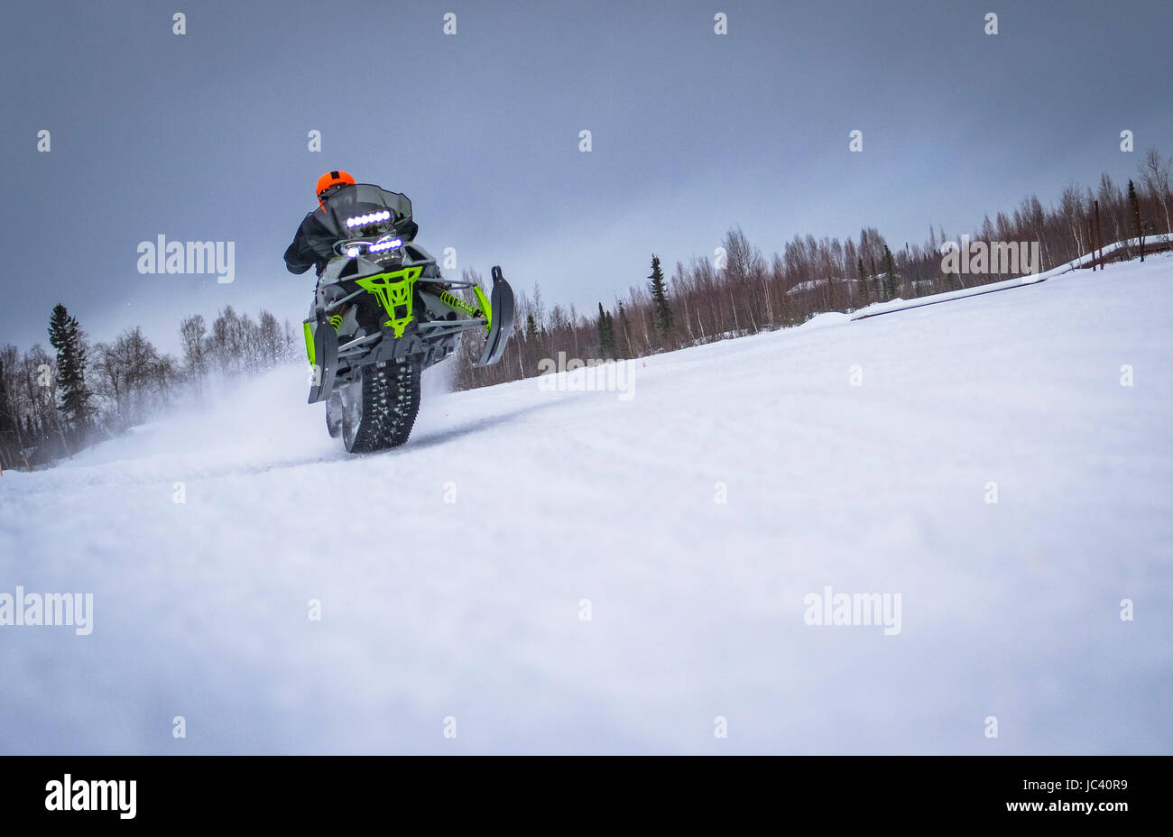 Une motoneige rider races à travers la toundra de l'Alaska. Banque D'Images