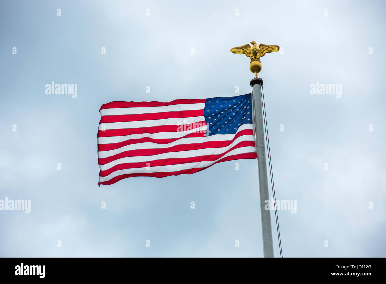 Cimetière Américain de Cambridge, Cambridgeshire, Angleterre Madingley,UK. Juin 2017 Les Stars and Stripes, ancienne gloire survolant le cimetière avec l'Amérique Banque D'Images