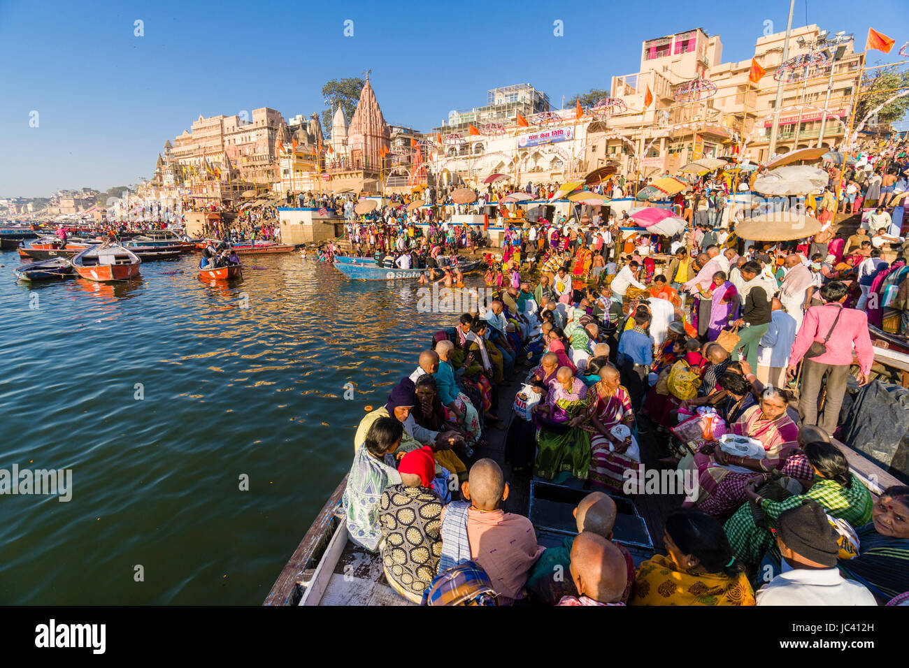 Les pèlerins prennent un tour de bateau sur le fleuve saint Ganges à Dashashwamedh Ghat Ghat principal, dans la banlieue, Godowlia Banque D'Images