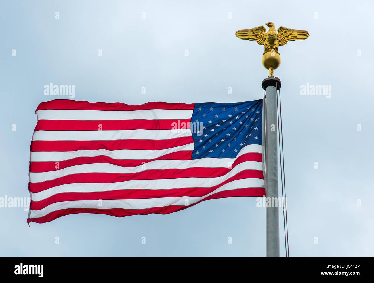 Cimetière Américain de Cambridge, Cambridgeshire, Angleterre Madingley,UK. Juin 2017 Les Stars and Stripes, ancienne gloire survolant le cimetière avec l'Amérique Banque D'Images