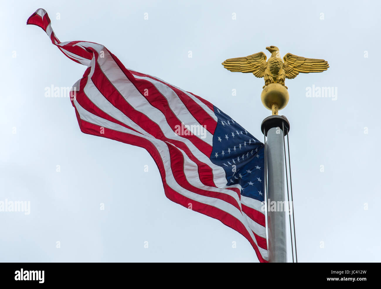 Cimetière Américain de Cambridge, Cambridgeshire, Angleterre Madingley,UK. Juin 2017 Les Stars and Stripes, ancienne gloire survolant le cimetière avec l'Amérique Banque D'Images