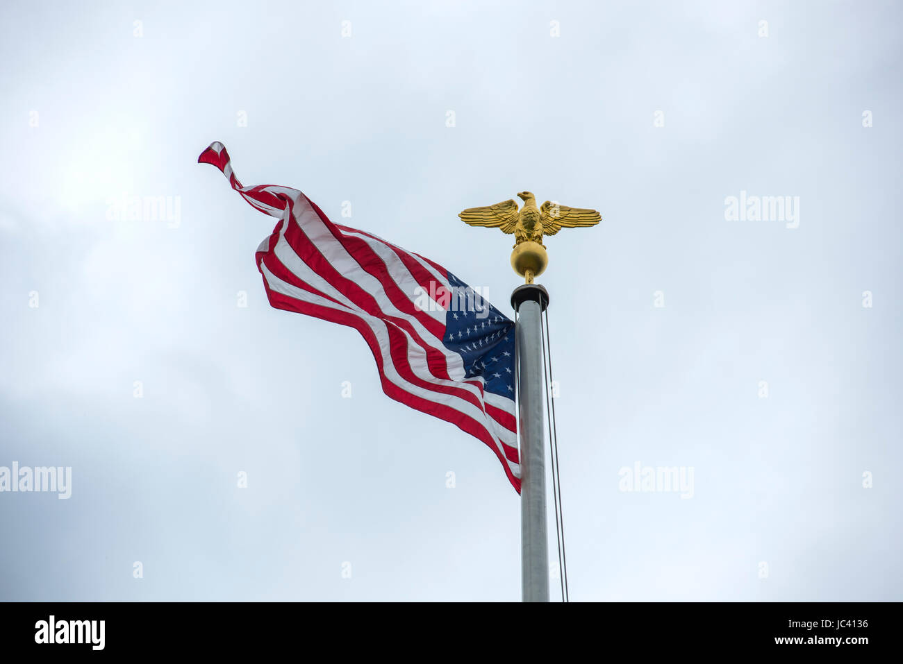 Cimetière Américain de Cambridge, Cambridgeshire, Angleterre Madingley,UK. Juin 2017 Les Stars and Stripes, ancienne gloire survolant le cimetière avec l'Amérique Banque D'Images