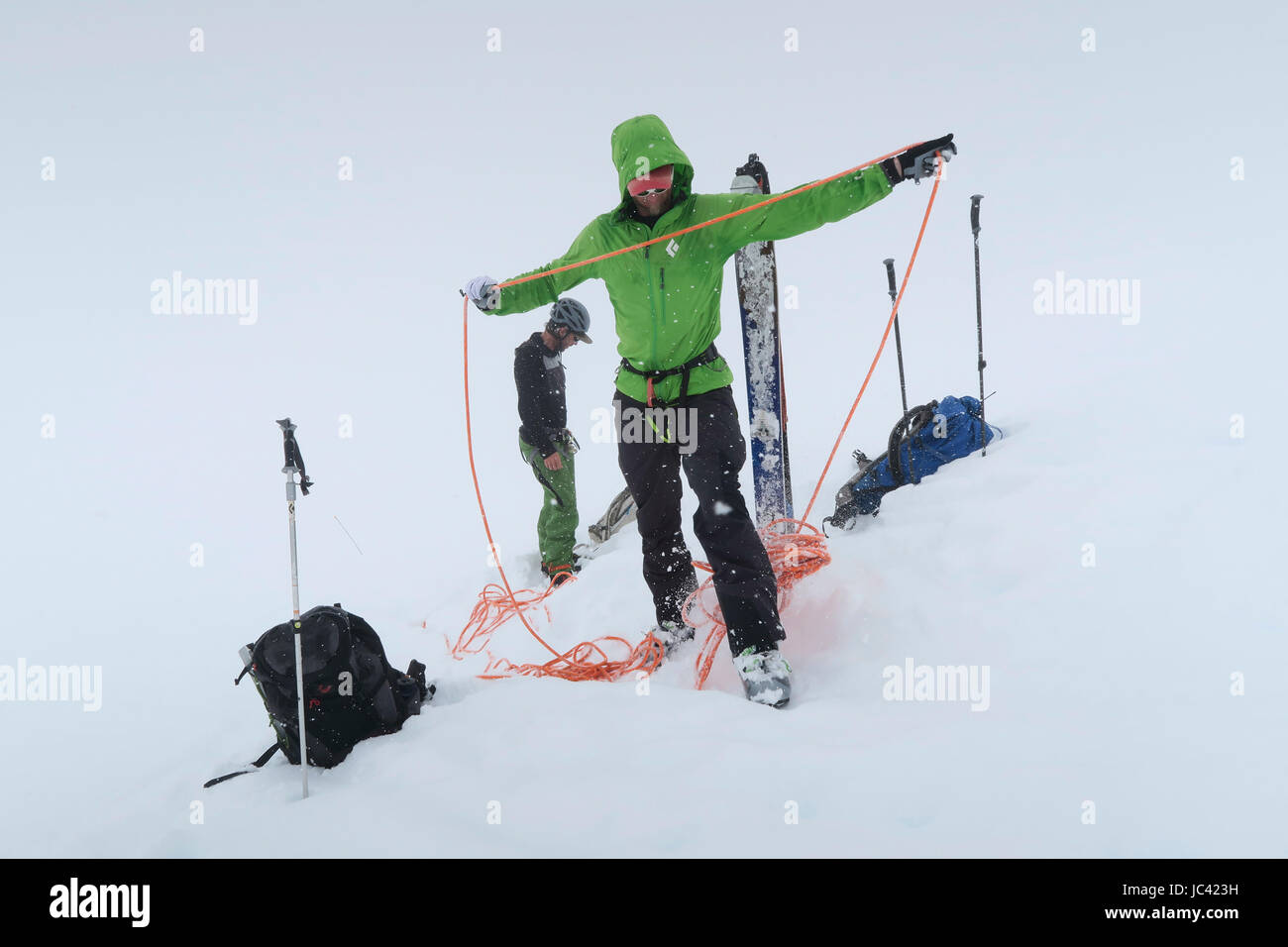 Un alpiniste et ranger est l'enroulement d'une corde jusqu'au cours d'une ascension de ski de Denali en Alaska, le plus haut sommet d'Amérique du Nord. Banque D'Images