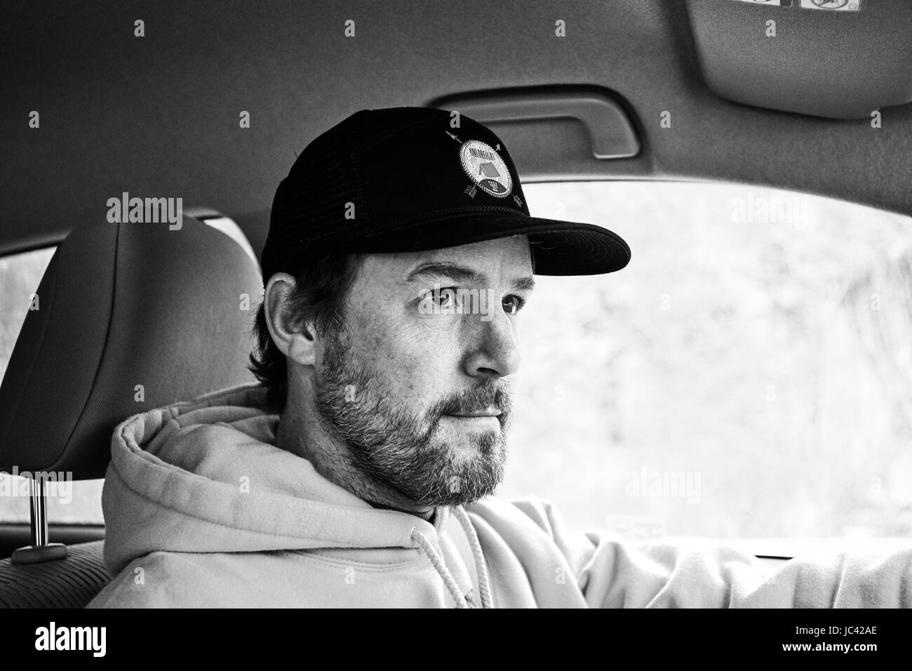 Portrait d'un homme conduisant une voiture. Banque D'Images