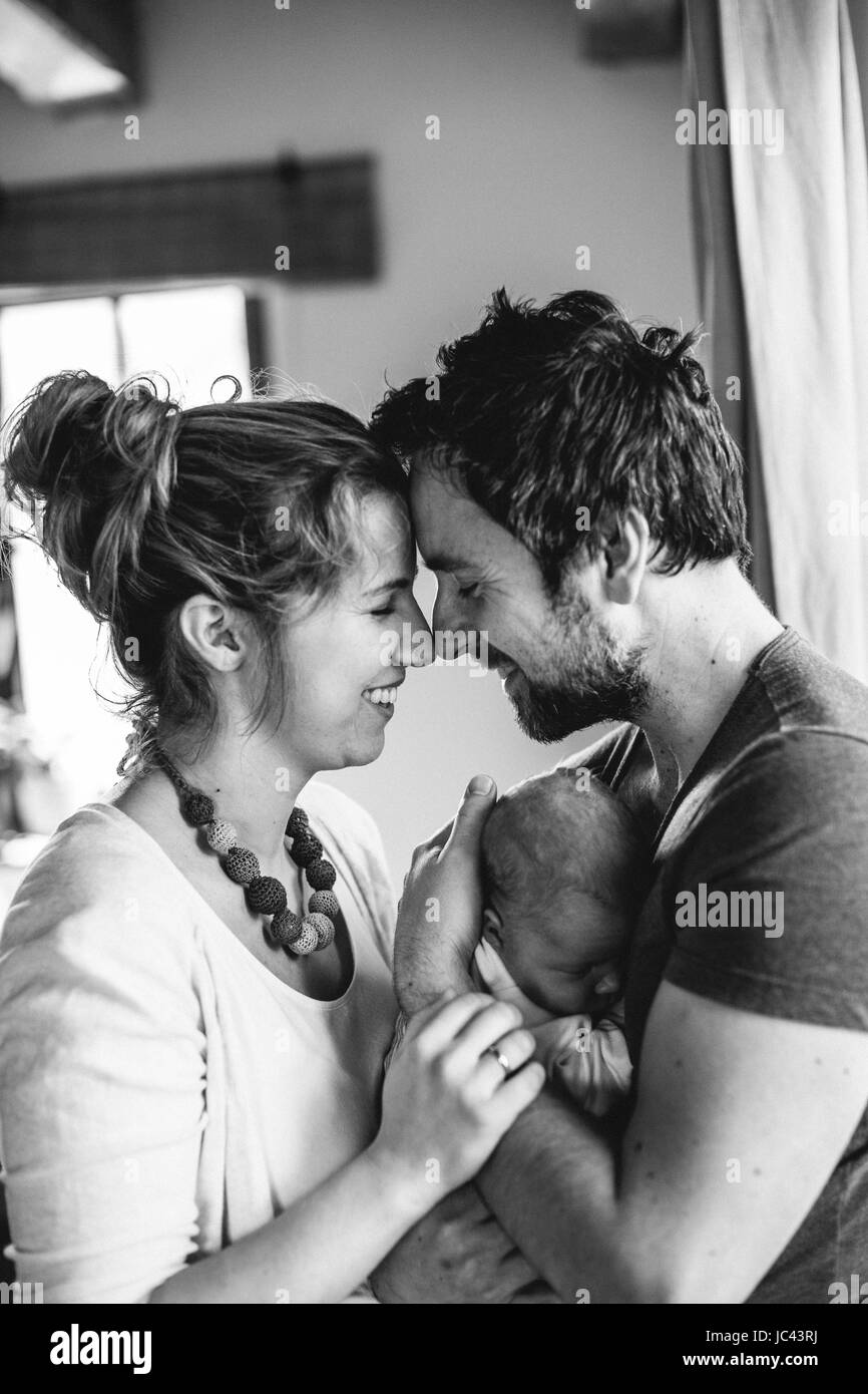 Beaux jeunes parents holding leur mignon bébé fille. Banque D'Images