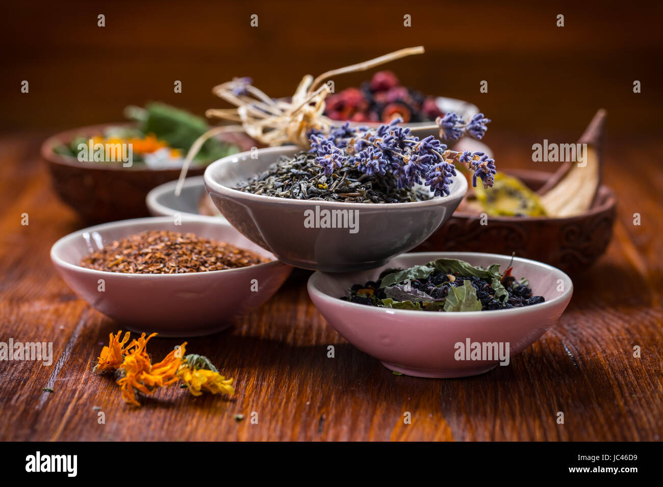 Assortiment de fruits et de plantes dans des bols de thé Banque D'Images