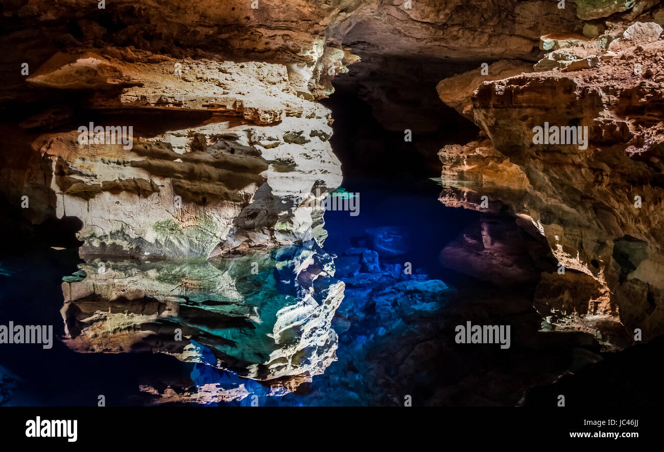 Poco Azul, magnifique grotte avec de l'incidence de la lumière et des reflets dans la Chapada Diamantina, Brésil Banque D'Images