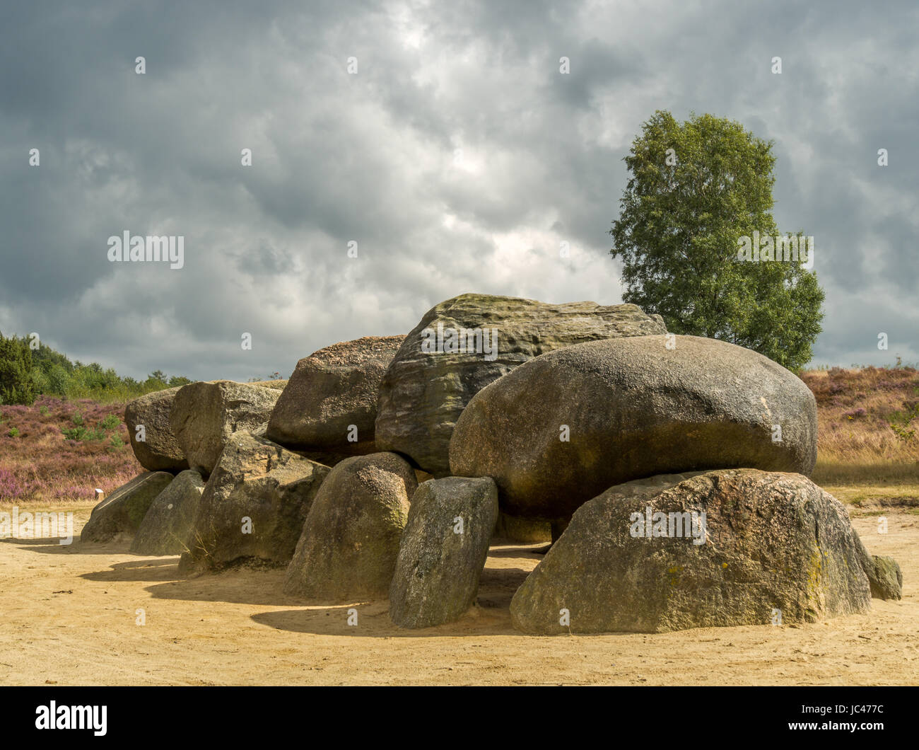 Ciel dramatique au-dessus de pierres mégalithiques dans la région de Drenthe, Pays-Bas. Sombres nuages donner vue spectaculaire Banque D'Images