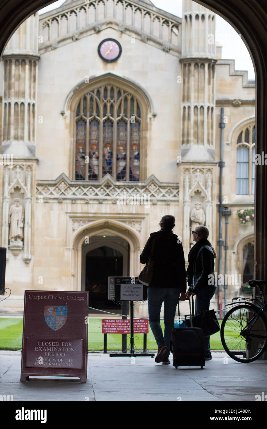 Un couple de femmes admirer la chapelle et cour de la hall d'entrée de l'ordre du Corpus Christi à Cambridge, Angleterre, Royaume-Uni. Banque D'Images