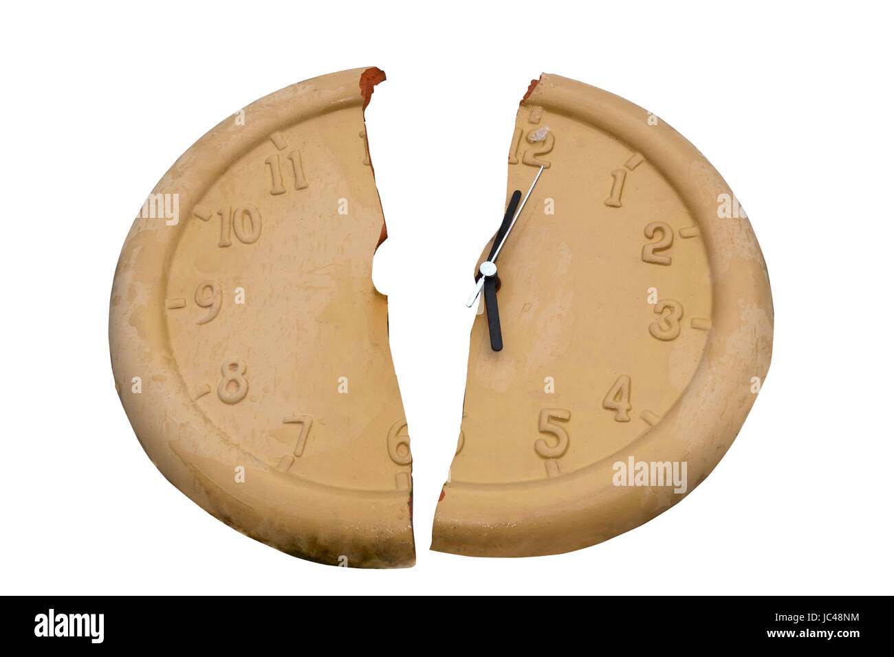 Une horloge brisée contre un fond blanc avec un chemin de détourage Banque D'Images