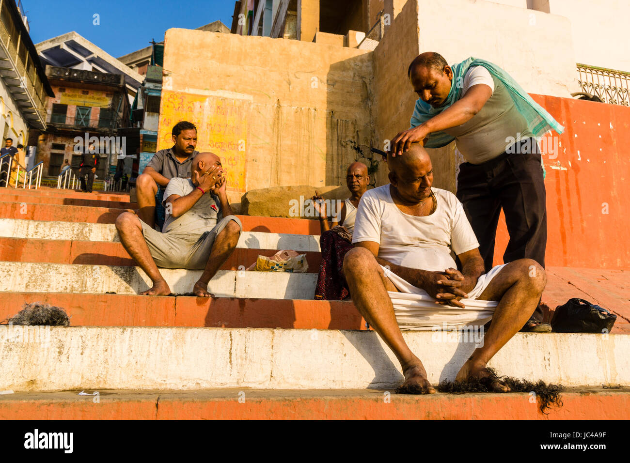 Un salon de coiffure est le rasage de la tête d'un pèlerin à dashashwamedh ghat ghat principal, dans la banlieue, godowlia Banque D'Images