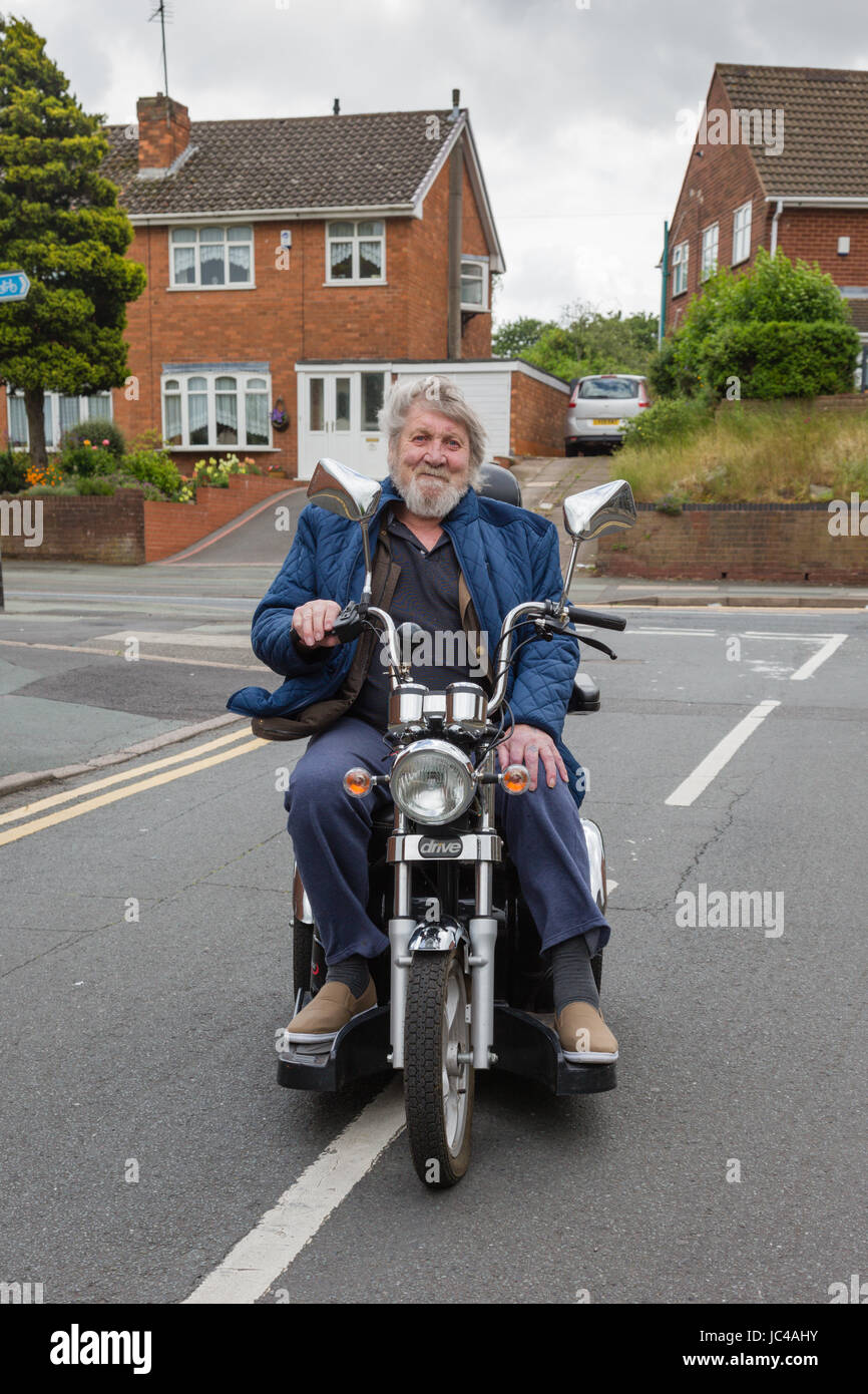 Homme assis sur sa moto trois roues trike ou mobilité UK Banque D'Images