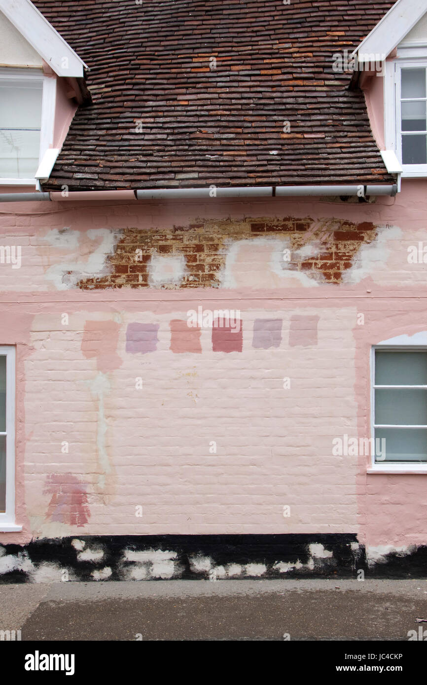 Suffolk house rose préparées pour la peinture murale avec couleur/color test des correctifs Banque D'Images