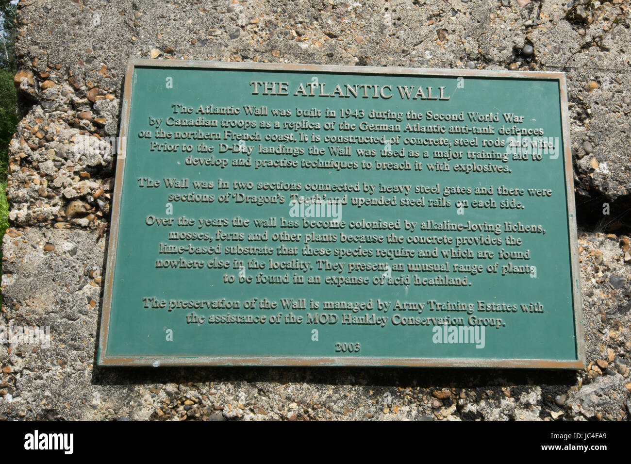 Plaque sur le mur de l'Atlantique à Hankley Common, Surrey, UK Banque D'Images