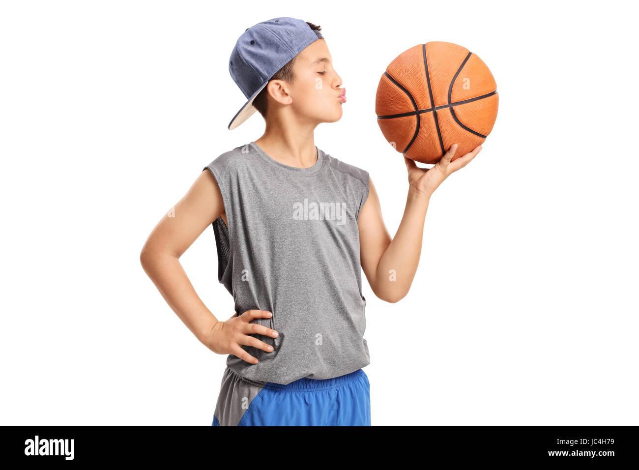 Un terrain de basket-ball Boy kissing isolé sur fond blanc Banque D'Images