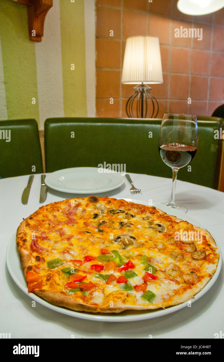 Pizza italienne et le verre de vin rouge. Banque D'Images