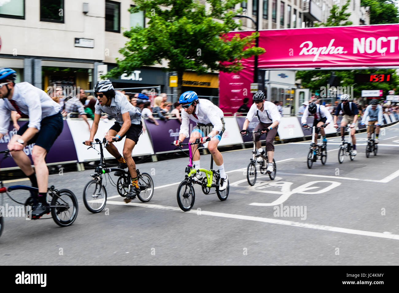 Course sur Brompton vélos à la London 2017 Rahpa Course critérium nocturne Banque D'Images