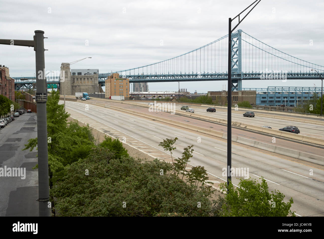 L'Interstate 95 et le pont Benjamin Franklin de Philadelphie USA Penns Landing Banque D'Images