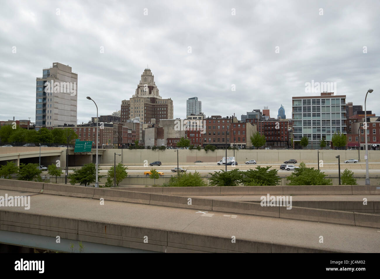 Vue sur la vieille ville de Philadelphie, d'horizon de l'I-95 sur l'image USA Banque D'Images