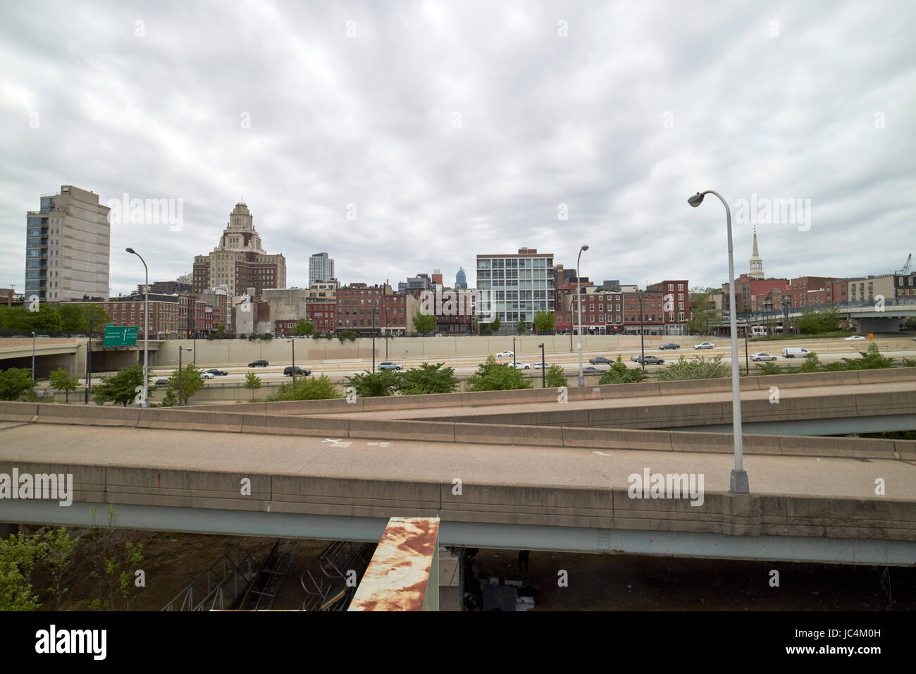 Vue sur la vieille ville de Philadelphie, d'horizon de l'I-95 sur l'image USA Banque D'Images