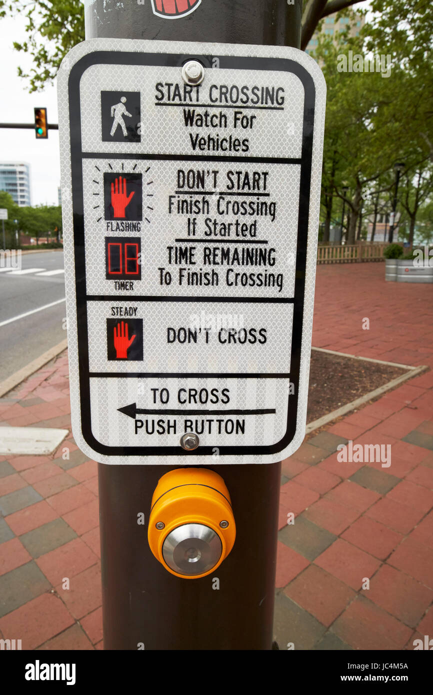 Passage pour piétons à bouton-poussoir instructions sur street à Philadelphie USA Banque D'Images