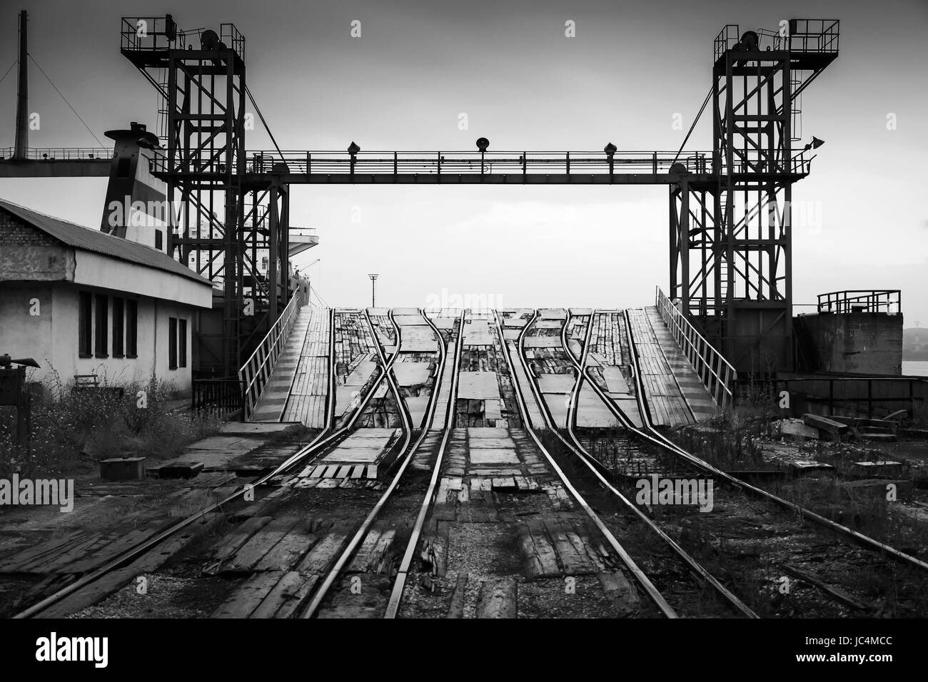 Chemin de fer ouverte pour rampe de chargement des navires rouliers industriels. Varna, Bulgarie complexe traversier-rail Banque D'Images