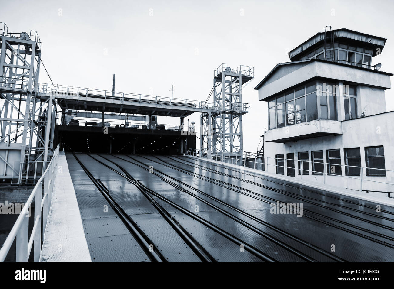 Chemin de fer ouverte pour rampe de chargement des navires rouliers industriels. Varna, Bulgarie complexe traversier-rail. Photo dans les tons bleus Banque D'Images