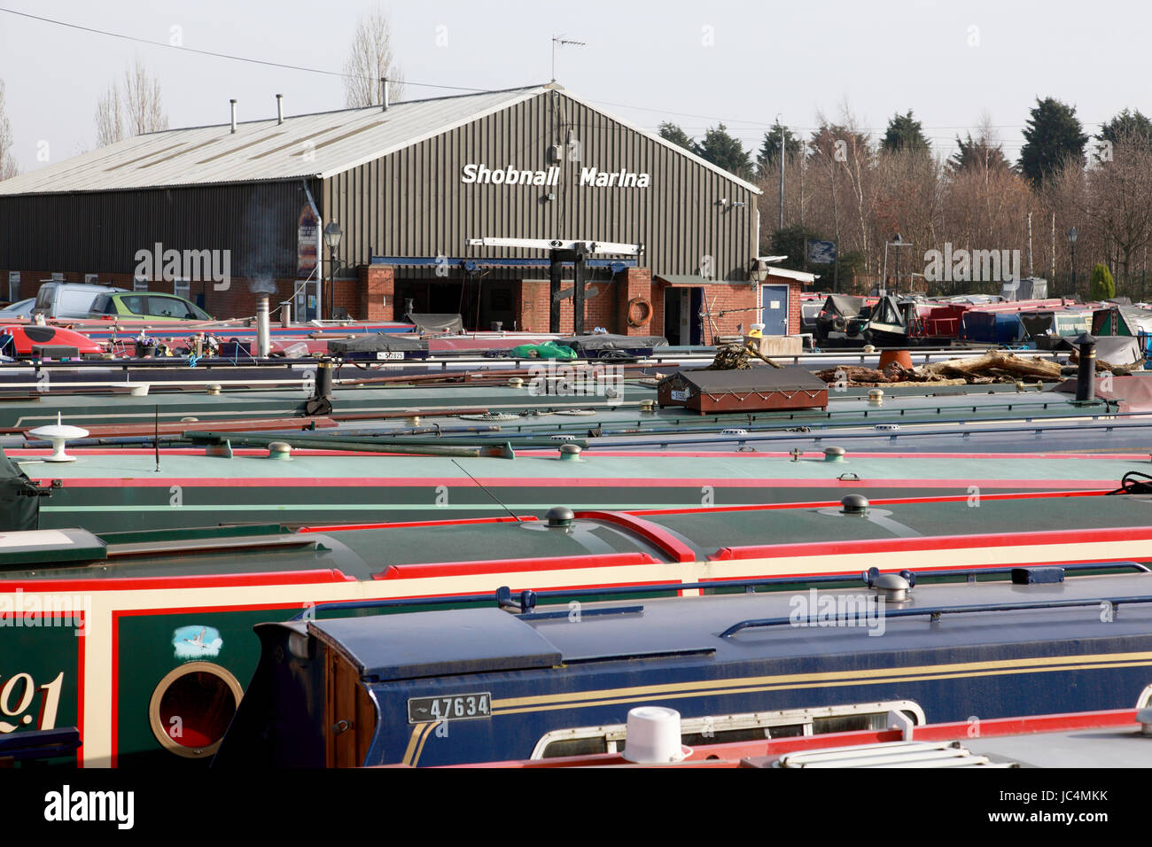 Shobnall Narrowboats amarré au port de plaisance, sur le canal de Trent et Mersey à Burton upon Trent, Staffordshire Banque D'Images