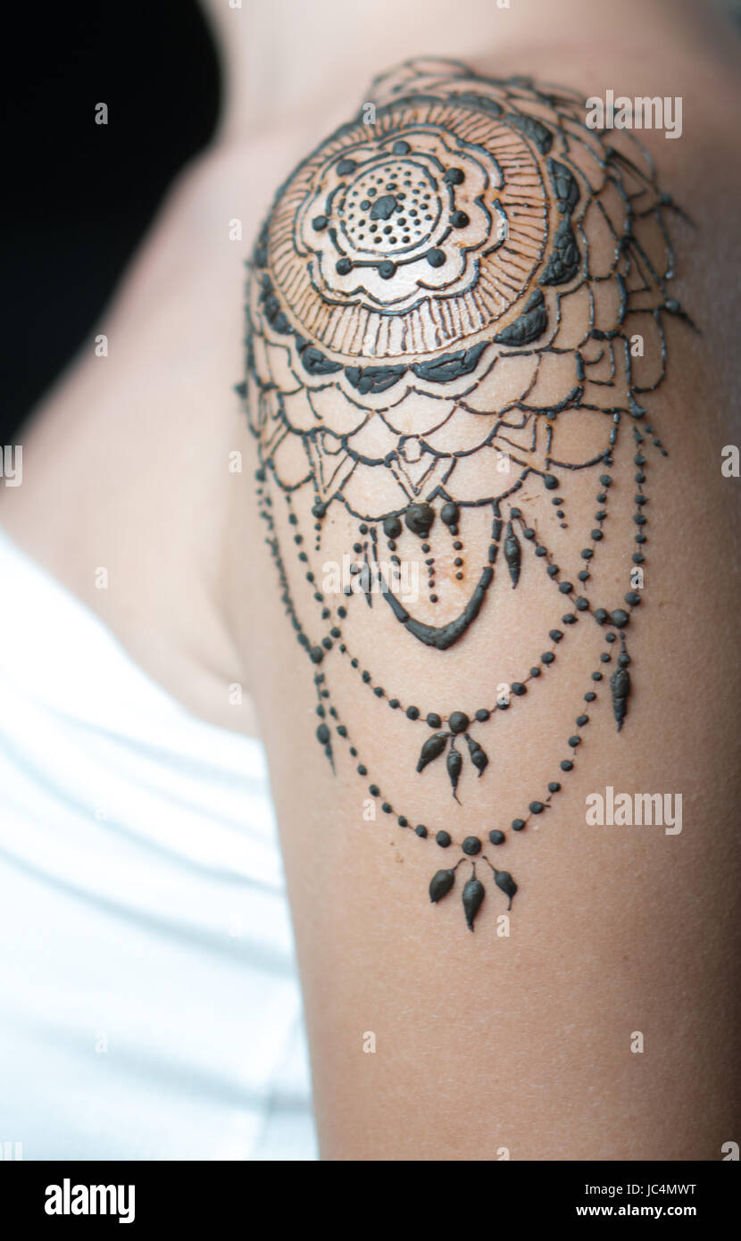 Tatouage Au Henné Fait Fraîchement Gros Plan Sur Lépaule De