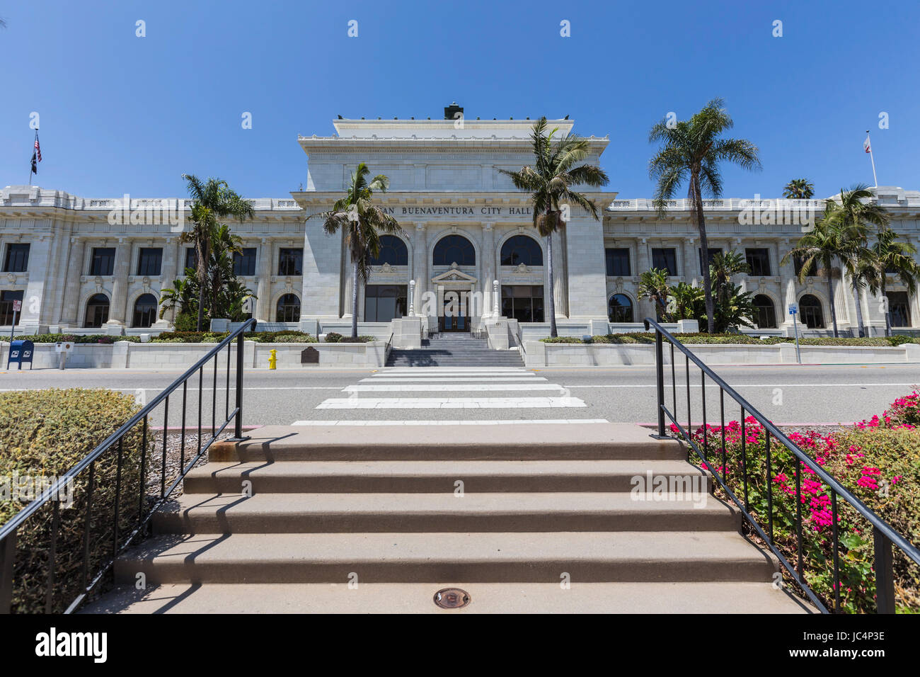 Ventura, Californie, USA - 11 juin 2017 : entrée principale de l'édifice de l'hôtel de ville historique de Ventura en Californie du Sud. Banque D'Images