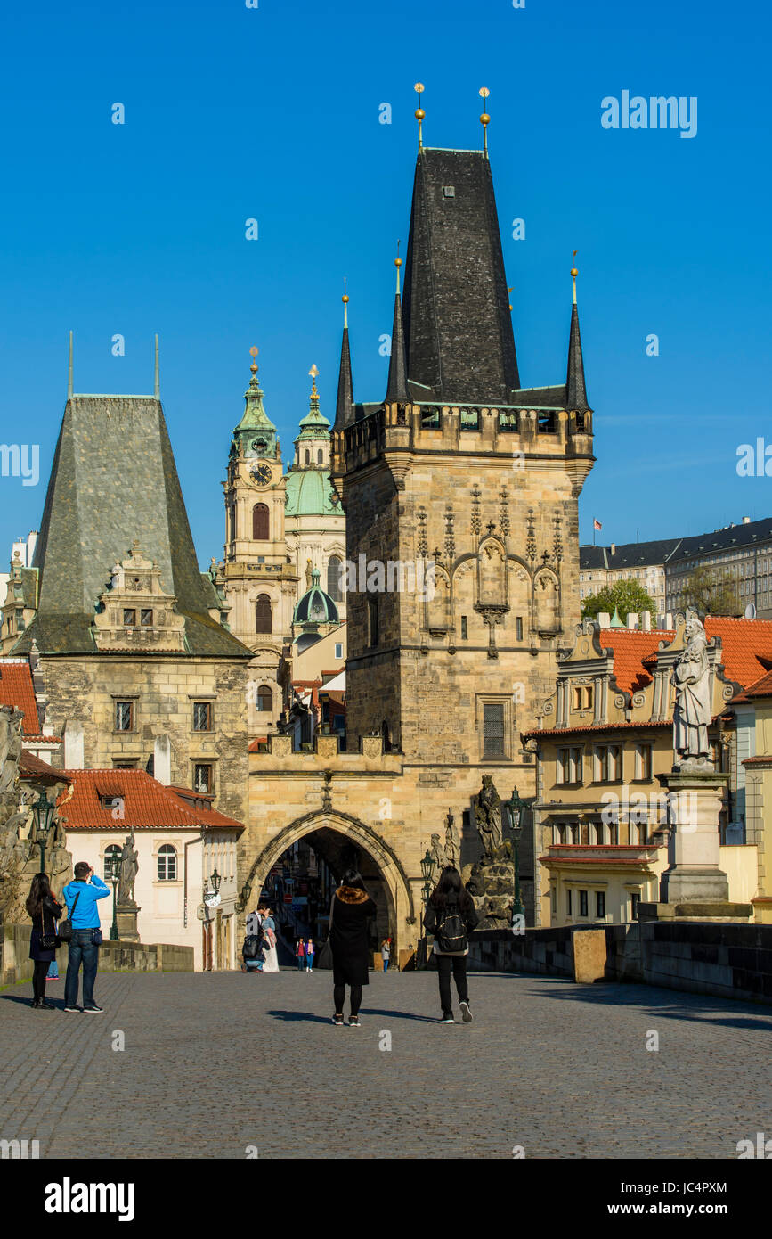 Tour du pont de Malá Strana et le Pont Charles, Prague, la Bohême, République Tchèque Banque D'Images