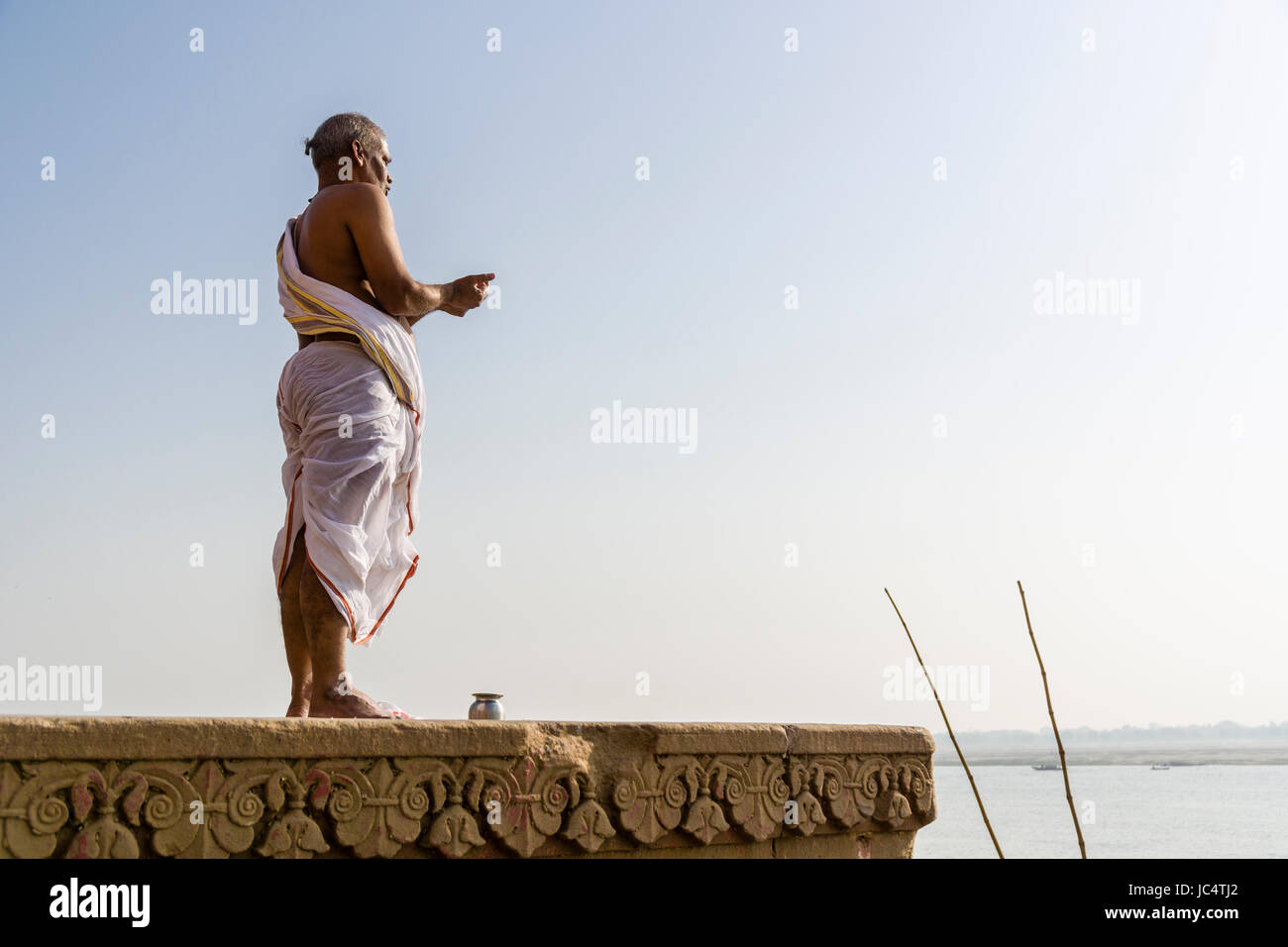 Un prêtre Brahmane, est debout et priant sur une plate-forme à la sainte Gange à Dashashwamedh Ghat Ghat principal, dans la banlieue, Godowlia Banque D'Images