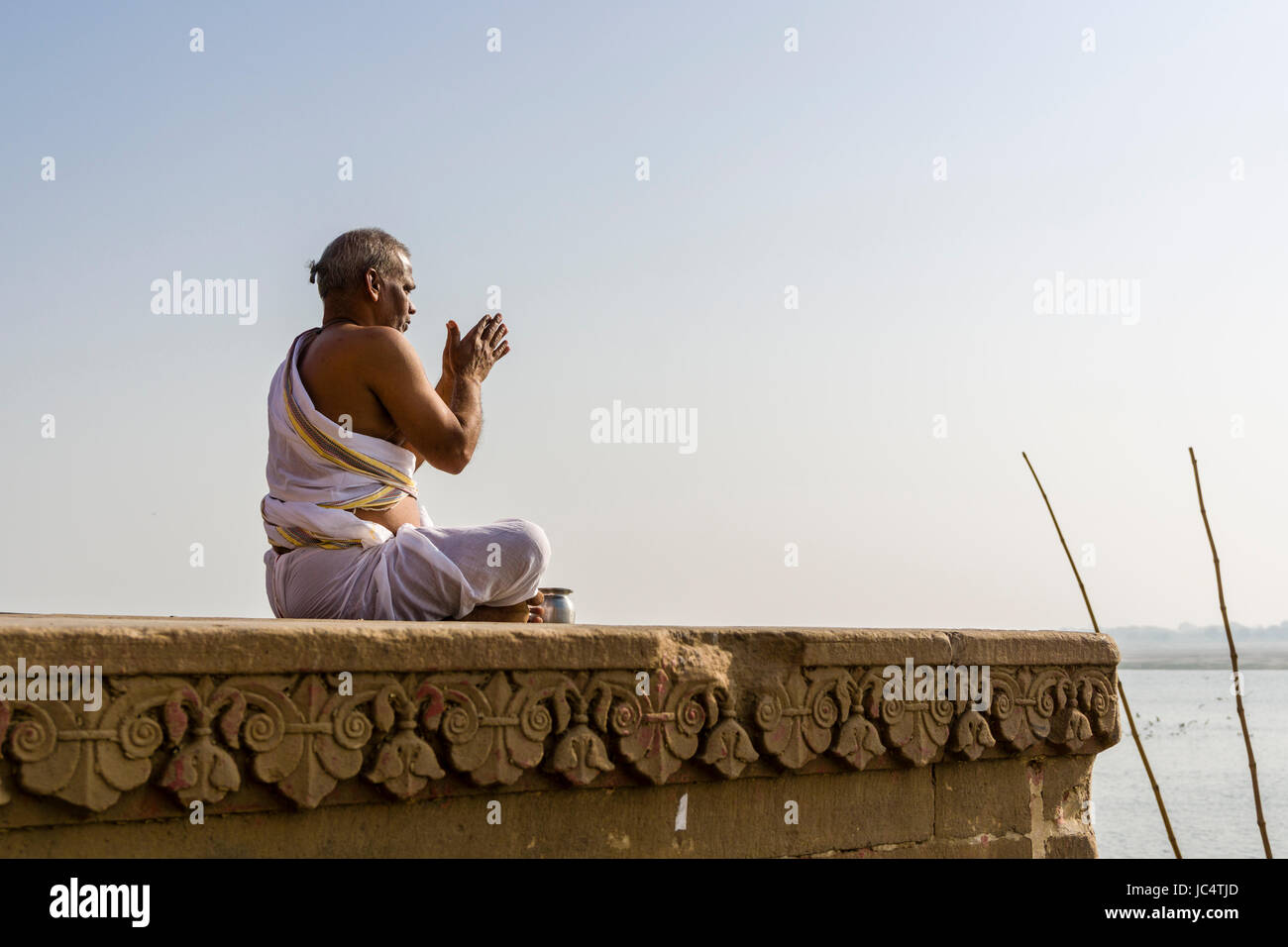 Un prêtre Brahmane, est assis et priant sur une plate-forme à la sainte Gange à Dashashwamedh Ghat Ghat principal, dans la banlieue, Godowlia Banque D'Images