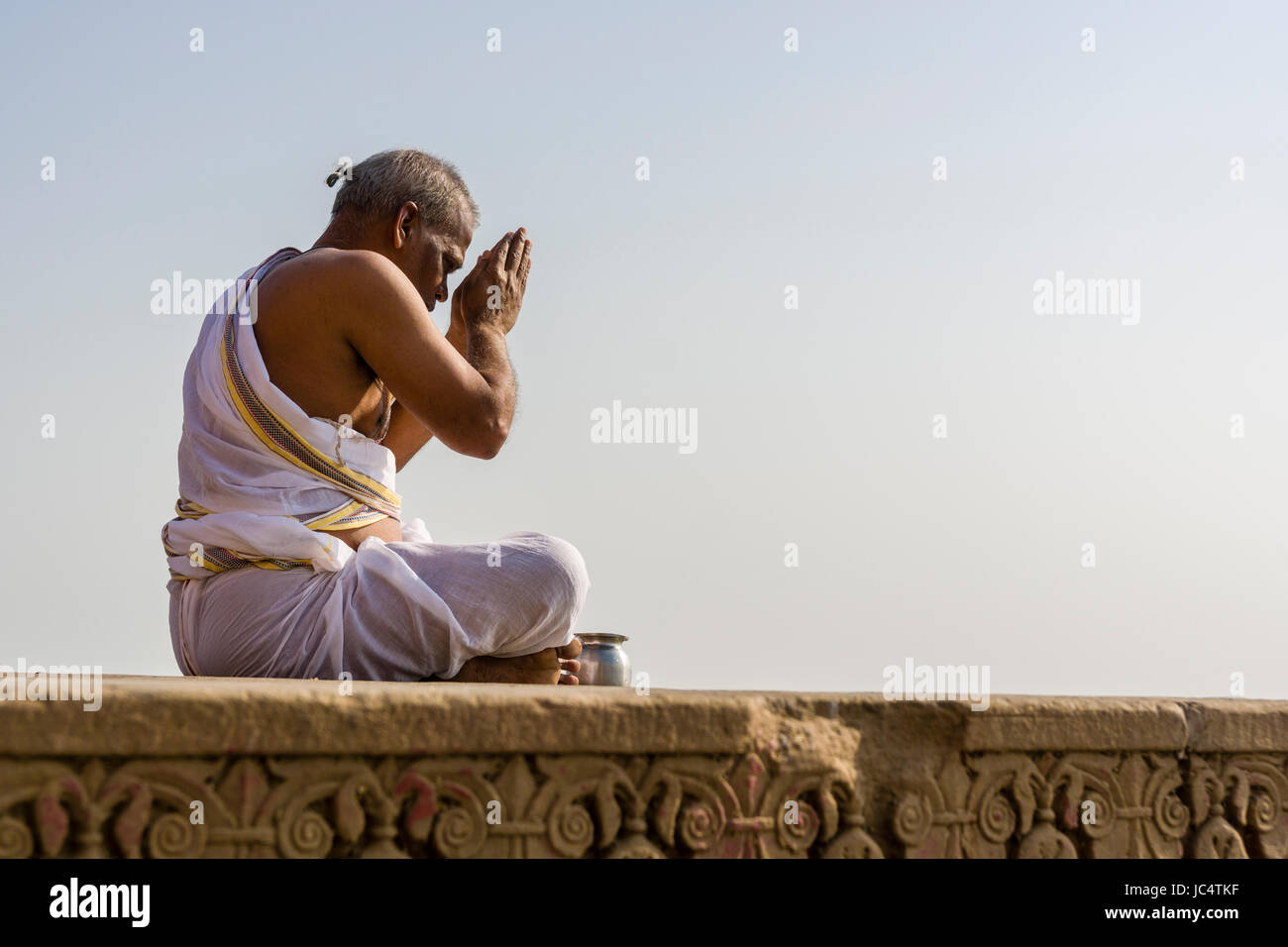 Un prêtre Brahmane, est assis et priant sur une plate-forme à la sainte Gange à Dashashwamedh Ghat Ghat principal, dans la banlieue, Godowlia Banque D'Images