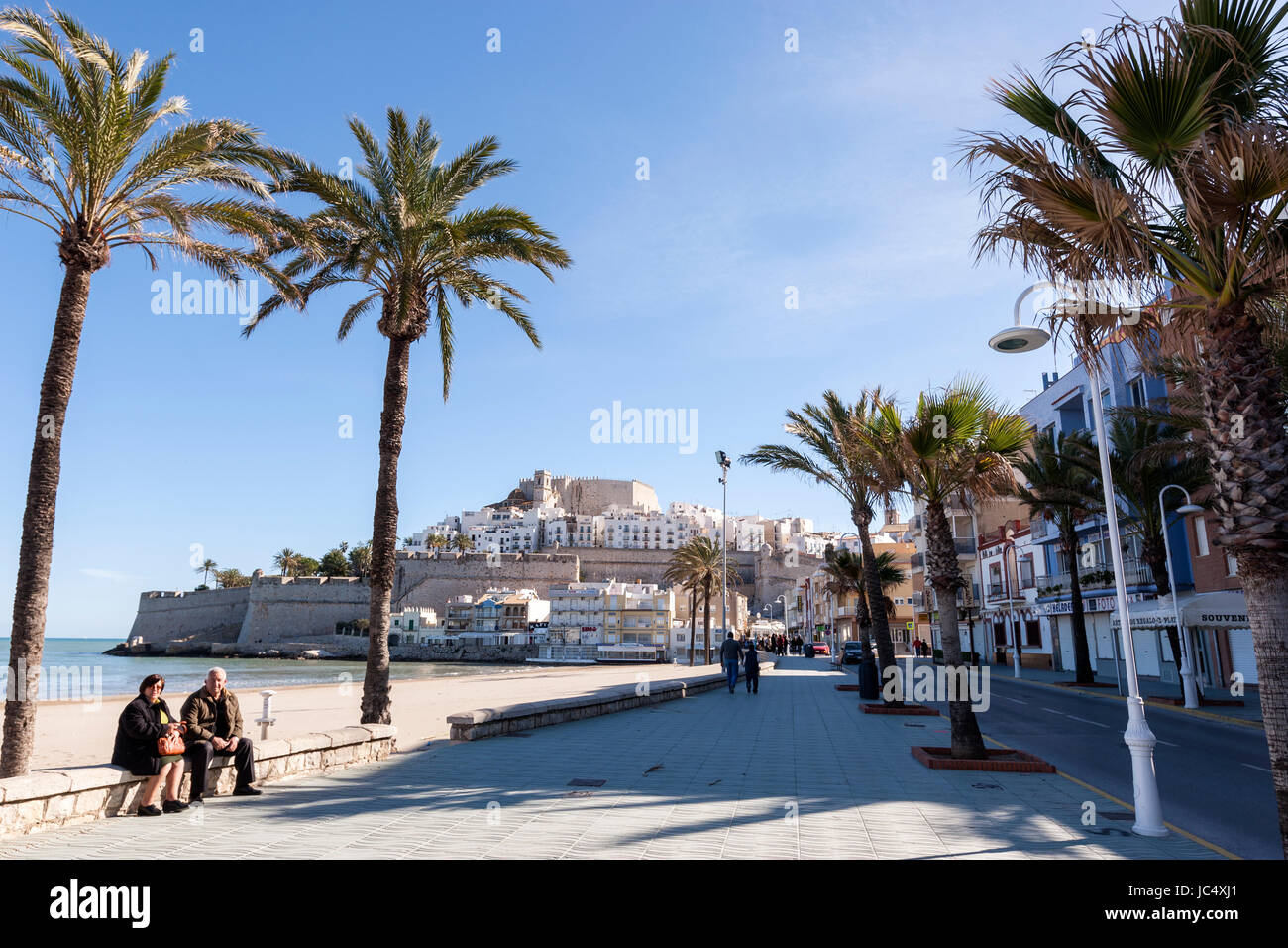 Promenade à Peniscola, province de Castellón, Communauté Valencienne, Espagne. Banque D'Images
