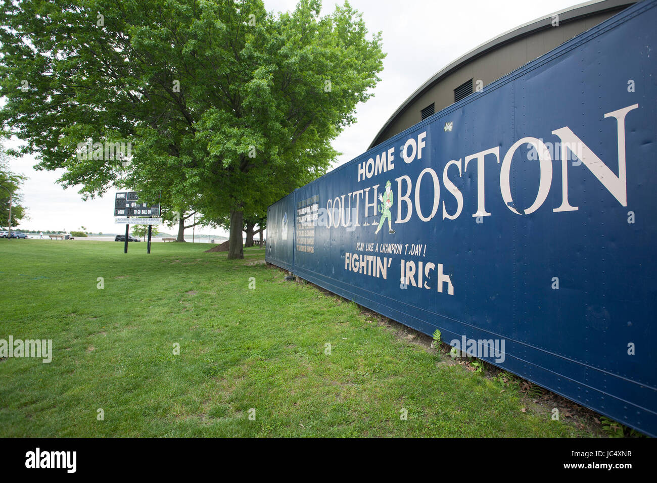 Un signe à la sortie Boulevard jour qui donne sur un terrain de jeu vante les athlètes de South Boston à Boston, Massachusetts. Banque D'Images