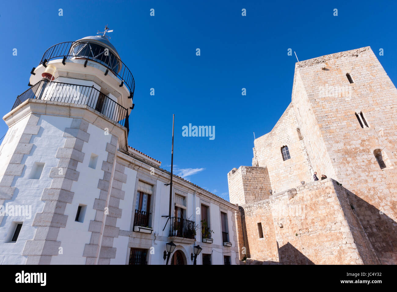 Phare et château dans la vieille ville de Peñíscola, province de Castellón, Communauté Valencienne, Espagne. Banque D'Images