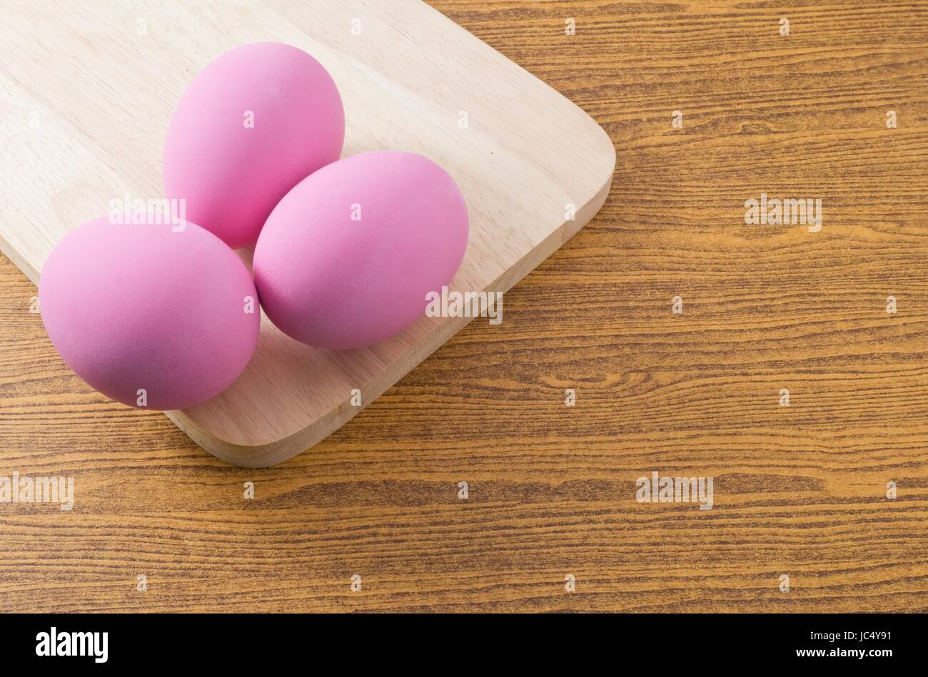 La cuisine traditionnelle Asiatique, siècle des oeufs ou Pidan faite par le canard, du poulet ou des oeufs de cailles dans un mélange de cendres, de sel, Rouge de la chaux, du carbonate de sodium, de feuilles de thé et Banque D'Images