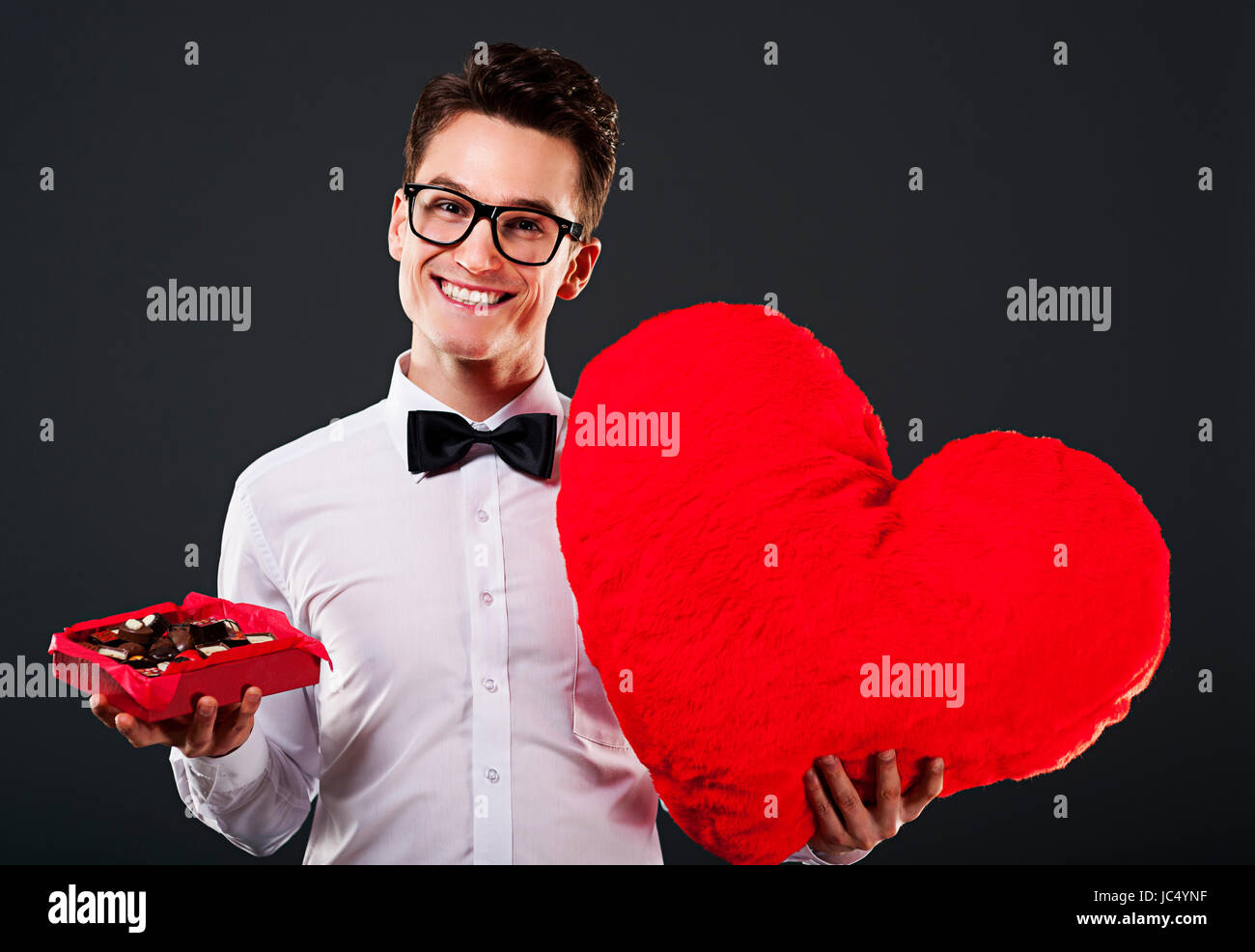 Man holding heart shape et boite de chocolat Banque D'Images