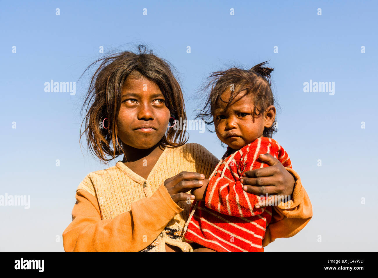 Portraits de deux enfants, à la mendicité, à la sainte Gange à Lalita Ghat à la banlieue, Godowlia Banque D'Images