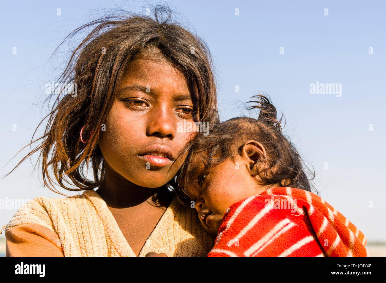 Portraits de deux enfants, à la mendicité, à la sainte gange à lalita ghat à la banlieue, godowlia Banque D'Images