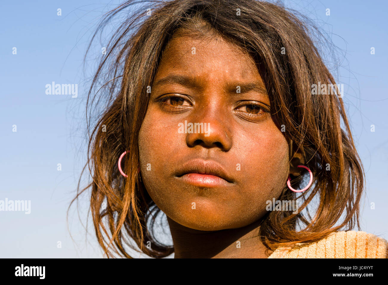 Portrait d'un enfant, à la mendicité, à la sainte gange à lalita ghat à la banlieue, godowlia Banque D'Images