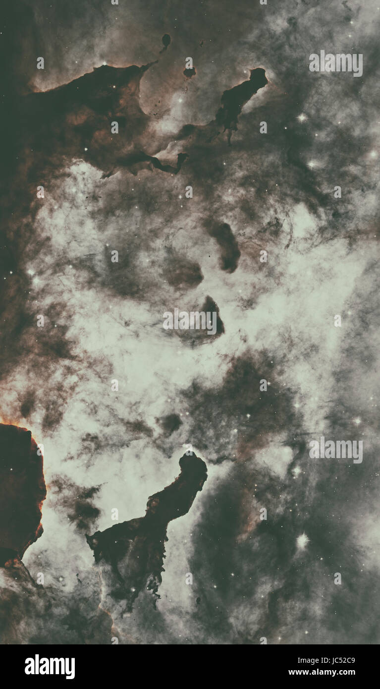 Piliers de poussière dans la nébuleuse Carina, également connu sous le nom de Grand nébuleuse. Grande nébuleuse lumineuses qui a sur son territoire plusieurs amas ouverts connexes de Banque D'Images